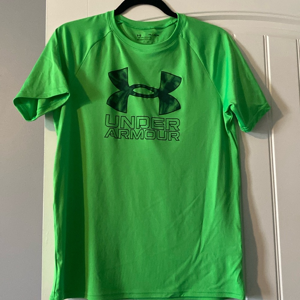 Boys Under Armour YXL Loose Fit
